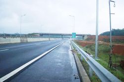 Đã quá 330 ngày chờ lún, vòng xoay Dung Quất nối cao tốc Đà Nẵng - Quảng Ngãi vẫn ngổn ngang