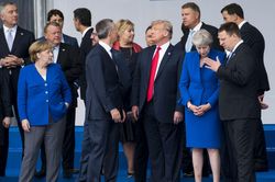 Thượng đỉnh NATO: Tránh đối đầu, cầu đối thoại
