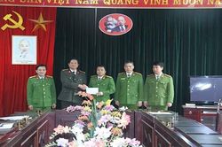 Khen thưởng nhóm Cảnh sát bắt 5 nghi phạm, thu 62.000 viên ma túy tổng hợp