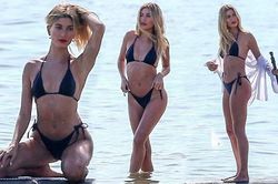 Hailey Bieber phô diễn dáng nuột nà, chuẩn 'từng cm' với bikini trên biển