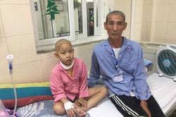 Rớt nước mắt cảnh hai ông cháu cùng một lúc bị ung thư