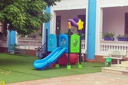 Bé 3 tuổi tử vong vì mắc kẹt ở cầu trượt của trường mầm non