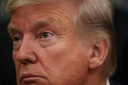 Trump thông qua dự luật Hong Kong, thương chiến Mỹ-Trung bị ảnh hưởng gì?