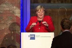 Thủ tướng Đức Merkel vấp ngã khi lên sân khấu phát biểu