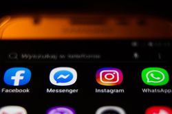 Facebook, Instagram chập chờn trên phạm vi toàn cầu