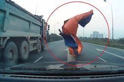 Tấm bạt phủ bay ra khỏi xe tải trên cao tốc gây họa cho ôtô khác