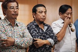 Hồng Tơ vỗ tay sau khi chủ tọa tuyên án