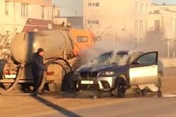 Dùng chất thải dập lửa BMW X6