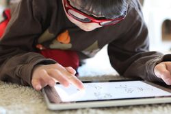 Bé trai suýt chết vì học thắt cổ trên YouTube