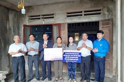 Quảng Ngãi: Trao học bổng toàn phần cho 2 học sinh nghèo
