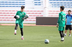 U22 Việt Nam tập nhẹ dưới cơn mưa bất chợt ở Manila