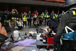 Cận cảnh 'kho vũ khí' người biểu tình bỏ lại trong đại học Hong Kong