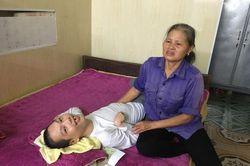 Hải Dương: Cám cảnh người mẹ bệnh tật, nuôi con trai tật nguyền
