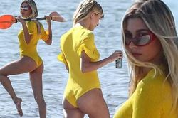 Bà xã Justin Bieber 'trên kín dưới hở' cuốn hút khó cưỡng trên bãi biển