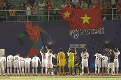 Thắng to Indonedia, thầy trò Mai Đức Chung nhận quà 'đặc biệt'