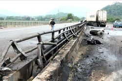 Xe đầu kéo va vào dải phân cách gây cháy lớn trên cao tốc Nội Bài - Lào Cai
