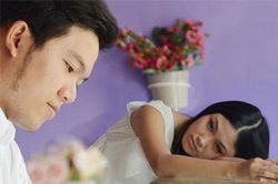 Ngao ngán nhìn thấy chồng đẹp như tượng nấu ăn trong bếp