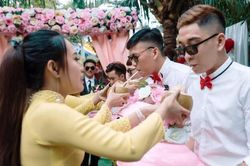 Những thử thách độc, lạ trong ngày cưới khiến dân tình ngã ngửa: Đón được dâu cũng vã hết cả mồ hôi