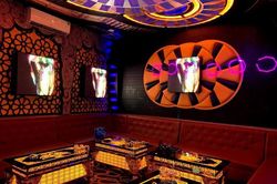 Bảo vệ quán karaoke chém chết khách