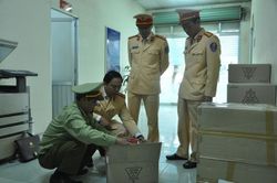 Lô mỹ phẩm 'khủng' không hóa đơn chứng từ theo tàu về ga Giáp Bát