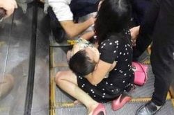 Bé trai 3 tuổi bị thang máy TTTM cuốn gãy chân