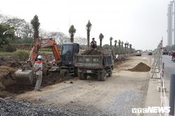 Công nhân xén dải phân cách, mở rộng đường gom Đại lộ Thăng Long