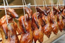 Nhà hàng nướng hàng loạt vịt bằng lu