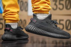 Jay-Z và giới trẻ thế giới phối đồ thế nào với giày Yeezy 350 đen?