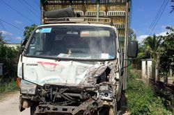 Xe tải tông ngang hông tàu hỏa