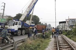 Hà Nội: Kinh hãi xe container bị tàu hỏa đâm đứt đôi ở Thường Tín
