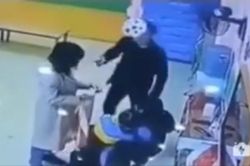 Dân mạng đồng cam người cha tấn công cô giáo bạo hành con mình