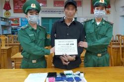 Quấn ma túy vào đùi để vận chuyển qua biên giới