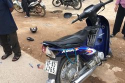 Xe đầu kéo va chạm xe máy, 2 vợ chồng cụ già bị thương