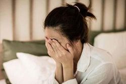 Sau 4 ngày về quê chăm mẹ bệnh nặng, anh trai gọi điện nói với vợ một câu, tôi vô tình nghe được mà choáng đến lặng người