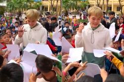 Về thăm trường cũ, Văn Toàn bị fan vây kín không lối thoát