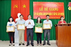Bế giảng lớp bồi dưỡng cán bộ lãnh đạo, quản lý