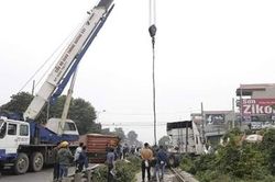 Container bị tàu hỏa tông đứt đôi, tài xế may mắn thoát chết