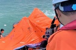 Tàu hàng chìm, 11 thuyền viên ôm phao nhảy xuống biển