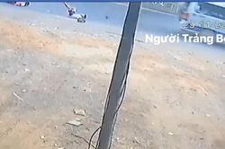 Lại xuất hiện clip xe đưa đón bung cửa, 2 học sinh rơi xuống đường