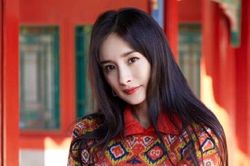 Diện đồ đơn giản, Dương Mịch khoe nhan sắc gái một con khiến fan phát sốt