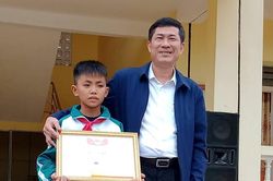 Giám đốc Sở GD&ĐT Nghệ An tặng giấy khen cho nam sinh nhặt được vàng trả người đánh mất