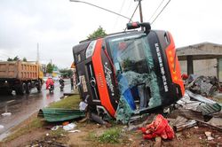 Lật xe khách, dân dùng xà beng đập kính cứu hành khách