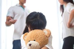 Hai vợ chồng cãi nhau, con gái bất ngờ chạy đến hét lớn 'bố mẹ ly hôn con sẽ bỏ nhà đi' tôi như chết lặng