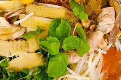 Bố thích ăn gà, con thèm ăn mọc, mẹ liền ra tay chiêu đãi món phở gà trộn tuyệt ngon