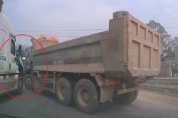 Sang đường ẩu, xe ben suýt bị container đâm trúng