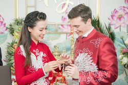 Khoảnh khắc Hoàng Oanh nhận của hồi môn, hôn chồng Tây