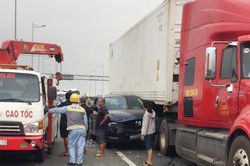 Cao tốc TP.HCM - Dầu Giây ùn tắc 10 km sau tai nạn liên hoàn