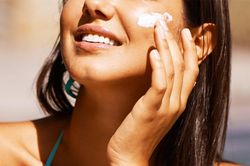 Trời lạnh vẫn phải bôi kem chống nắng nếu không muốn bị lão hóa sớm