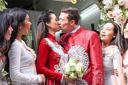 Lễ rước dâu của MC Hoàng Oanh và chồng Tây: Cô dâu chú rể hôn môi ngọt ngào, cười mãn nguyện