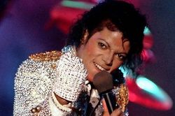 Johnny Depp sản xuất nhạc kịch về chiếc găng tay lấp lánh của Michael Jackson